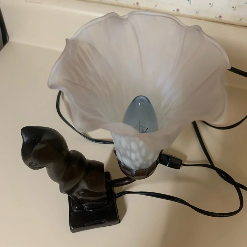 Vintage Metal Cat Lamp with Lily Flower Glass Shade -Complete and Working - Picture 5 of 7